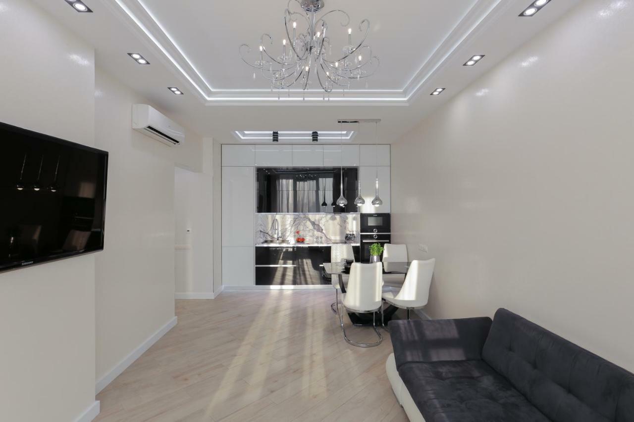 Black&White Apartment In Smart Plaza Kiev Luaran gambar